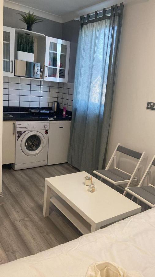 Remarkable 1-bed In Londra